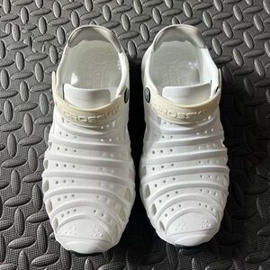 Crosskix closed toe water shoes.  W7/M5